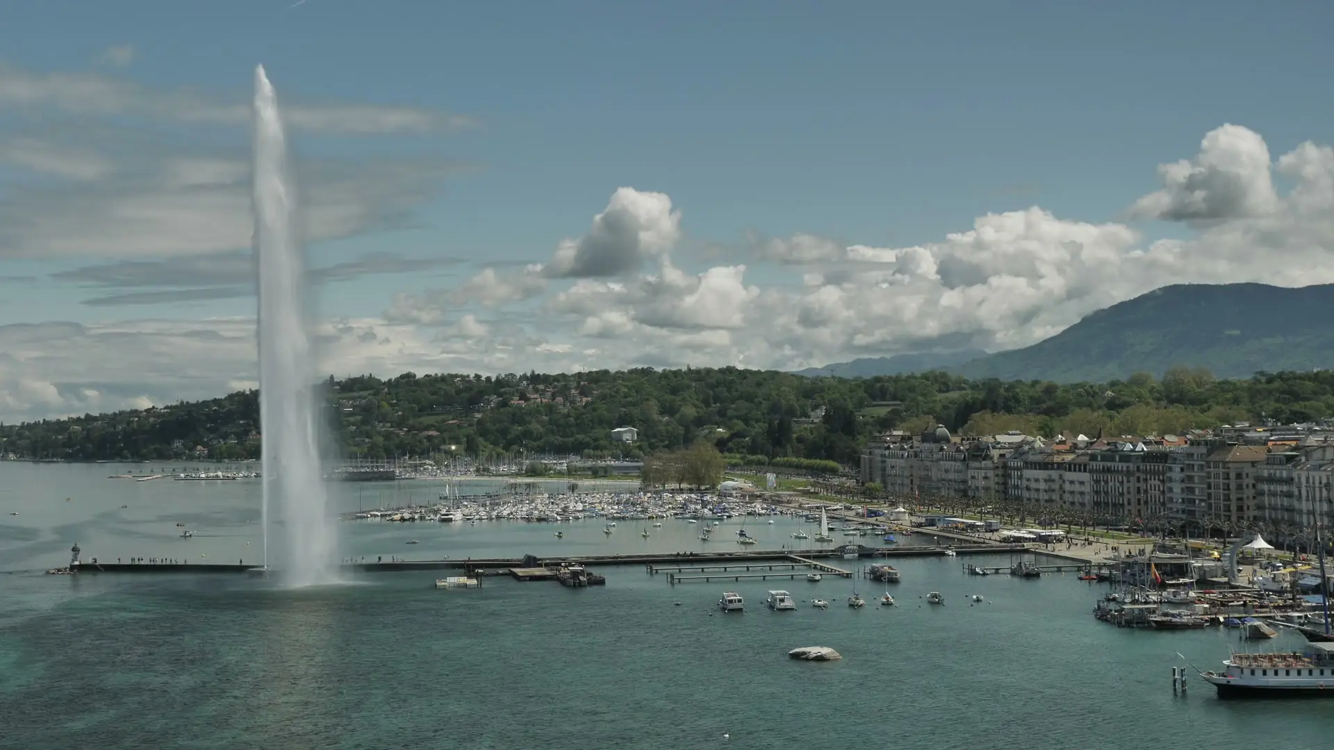Vue aérienne du lac Léman et du Jet d'Eau de Genève, zone d'intervention SOS Relevage